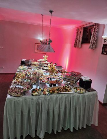 Сервирана округла маса